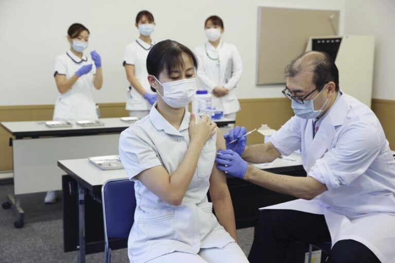 Japón busca acelerar vacunación de refuerzo contra la Covid-19