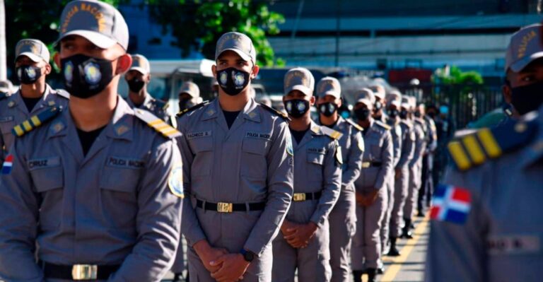 Presidente Abinader aumenta sueldo mínimo a RD$20,443 en la Policía