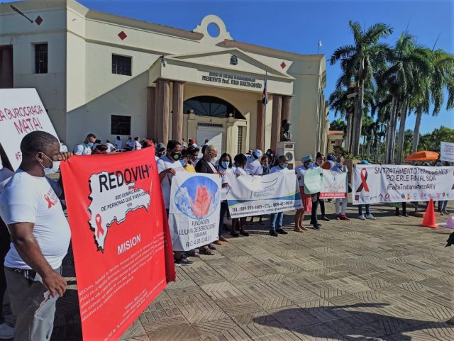 Portadores de VIH protestan frente al palacio reclaman medicamentos en Día Mundial del Sida