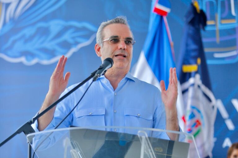 Presidente Abinader inaugura el Muelle Turístico Puerto Plata Taíno Bay con inversión de 80 millones de dólares y recibe primer crucero con 1,700 turistas  