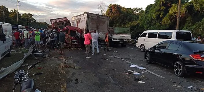 Una persona muerta y al menos 10 lesionadas en accidente en la carretera Sánchez