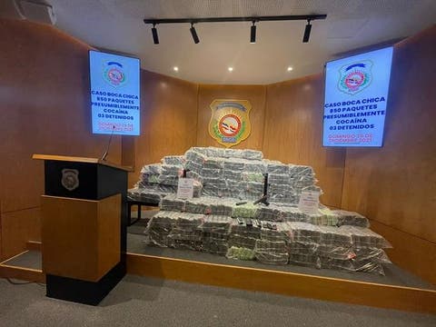 Capturan a tres personas con 850 paquetes de cocaína en una lancha rápida en Boca Chica