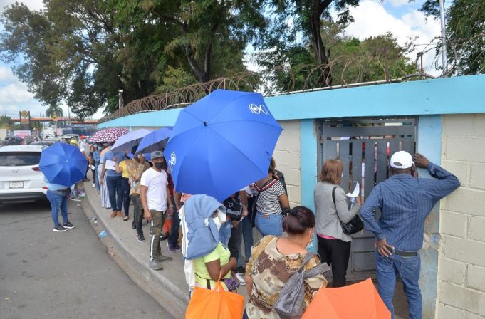 Centros de pruebas de Covid-19 en Santo Domingo Este lucieron abarrotados este viernes
