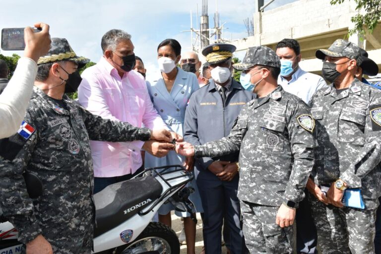 Ministro de Interior y director PN instalan en Higüey Unidad  Anticuatreros y entregan vehículos para prevenir delitos