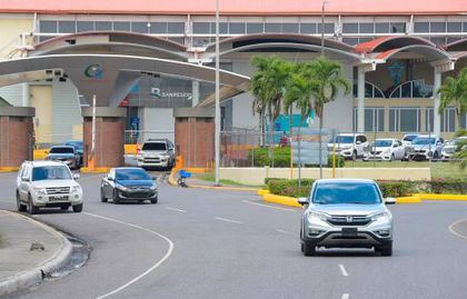Asaltan a dos familias dominicanas al salir del aeropuerto del Cibao