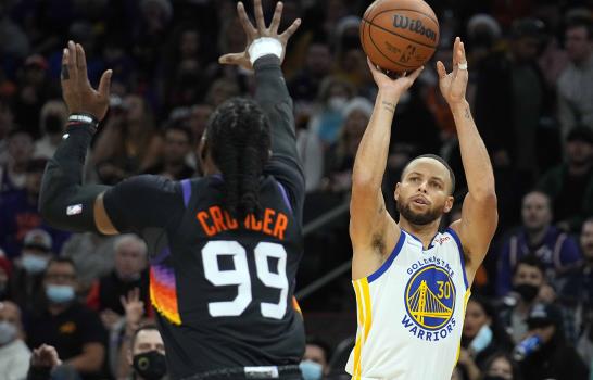 Curry lleva Warriors a la cima de la NBA