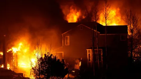 EEUU reporta 30.000 evacuados por incendios fuera de control en Colorado