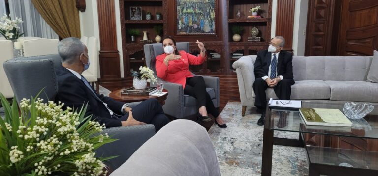 Delegación FP saluda e intercambia con la presidente de Honduras quien gradece al pueblo dominicano solidaridad