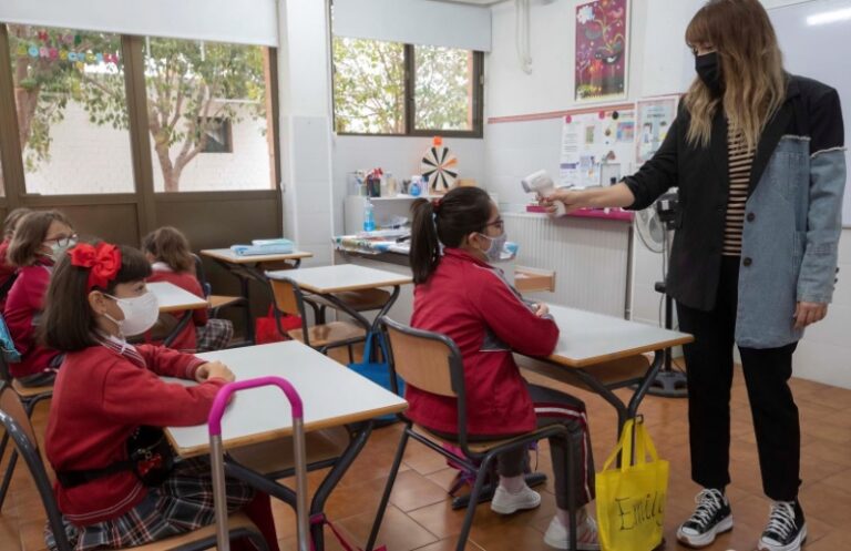 España reanuda este lunes las clases presenciales confiada en vacunación y prevención
