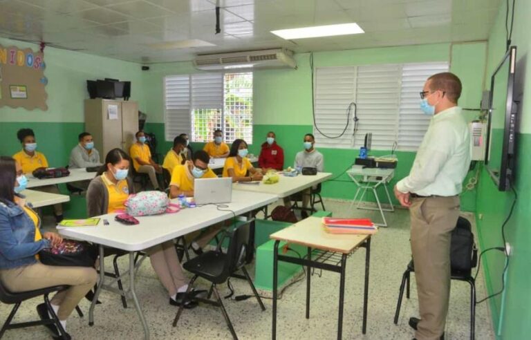 Más de 60 profesores afectados de COVID-19 no retornaron a las aulas en Santiago