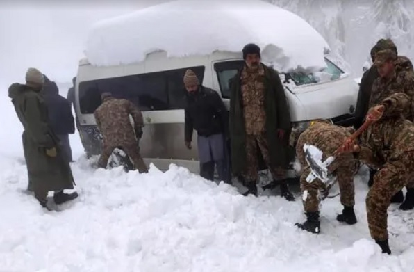 Al menos 16 turistas varados mueren en sus vehículos por nevada en Pakistán