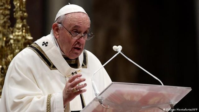 Papa aboga por el diálogo en la crisis de Ucrania y dice guerra es una locura