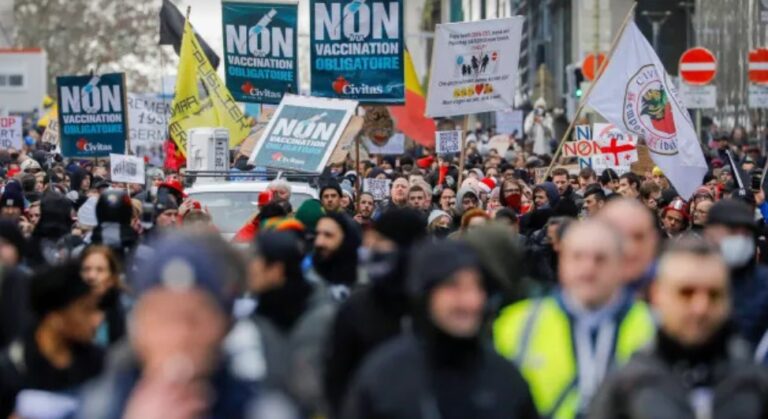 Miles de personas marchan en Bruselas contra las restricciones por pandemia