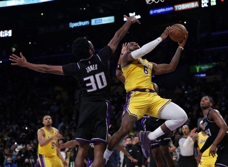 Los Lakers entran en récord positivo venciendo a Sacramento