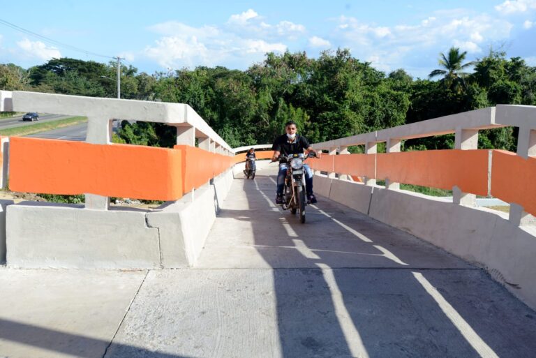 Gobierno inaugura moderno retorno de la autopista Duarte y puente peatonal Soto en La Vega