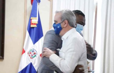 Presidente Abinader recibe a David Ortiz en el Palacio Nacional