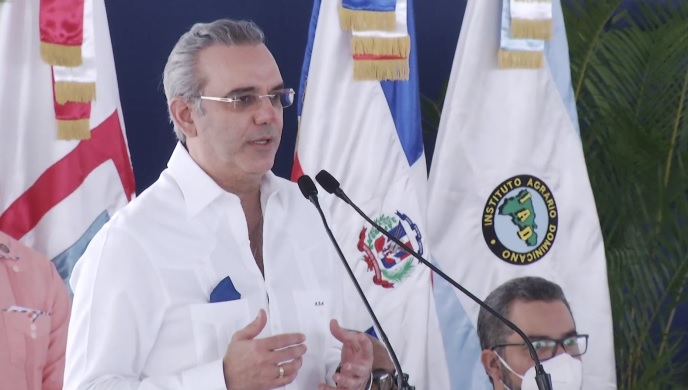 VIDEO-Presidente Abinader entrega 2,832  títulos de propiedad en dos dias a familias pobres