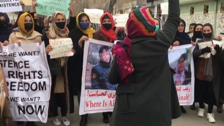 En Afganistán, un puñado de mujeres desafía a los talibanes