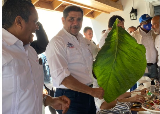 Gobierno continúa apoyando sector tabacalero; autoridades supervisan ejecución del plan de desarrollo económico en San Juan