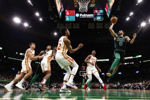 Celtics reaccionan e hilvanan ocho triunfos a vencer a Hawks