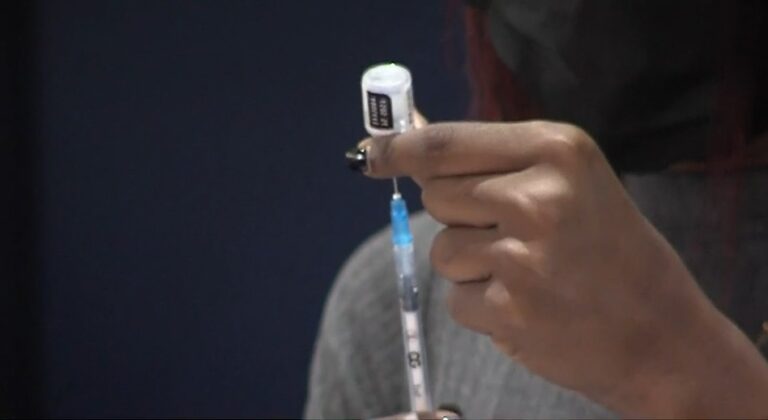 El 30 de marzo vence lote de vacunas; ministro de Salud dice no se donarán