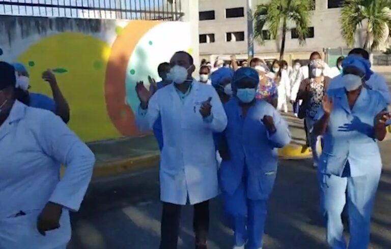 Médicos y enfermeras de la Maternidad de Los Mina paralizan sus labores en reclamo pago atrasado