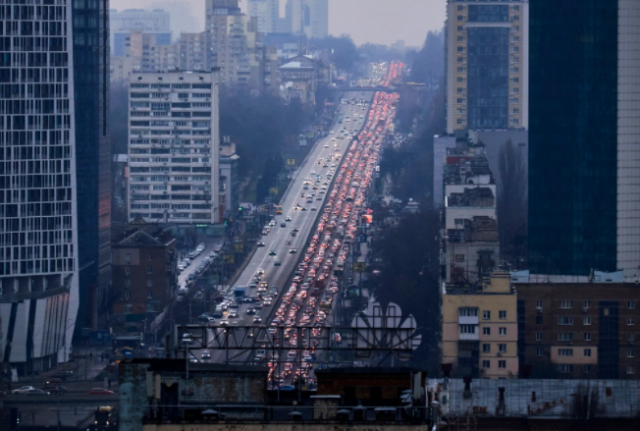 Largas filas de autos en Kyiv salen de la capital ucraniana