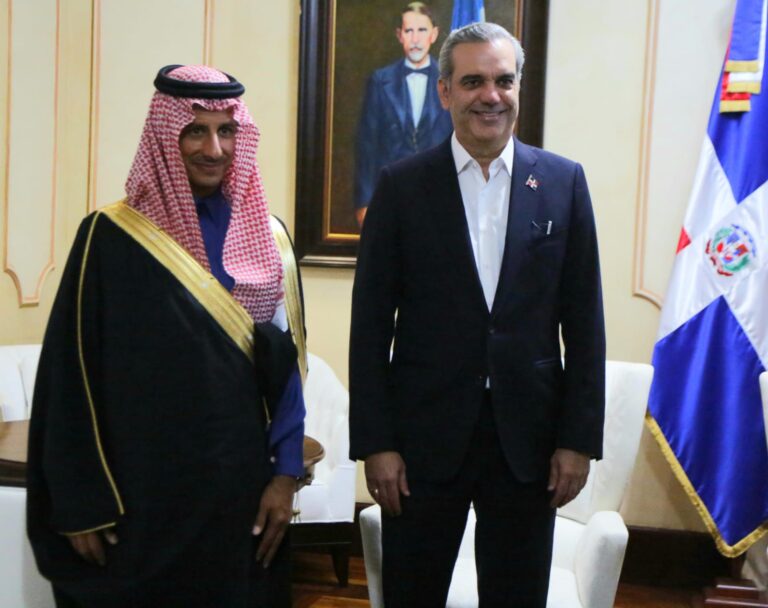 Presidente Abinader recibe en su despacho al ministro de Turismo de Arabia Saudita