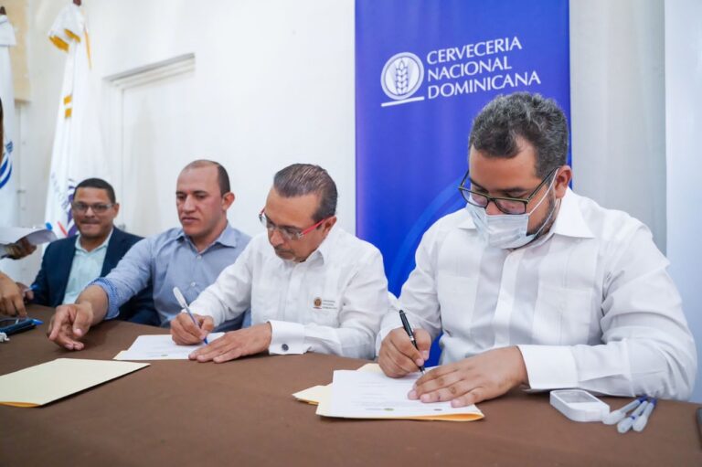 Gobierno inicia entrega créditos para proyecto ovinocaprino en Azua