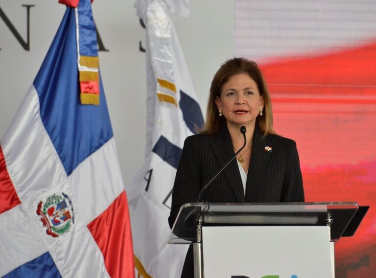 Vicepresidenta encabeza presentación de moderno escáner de Aduanas para inspeccionar más de 1,000 contenedores diarios en Puerto Río Haina
