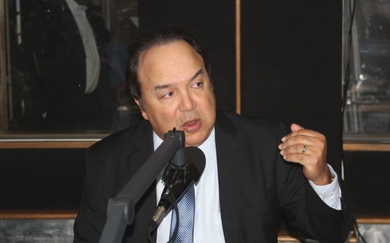 Vinicito Castillo critica lo hayan excluido del debate senatorial