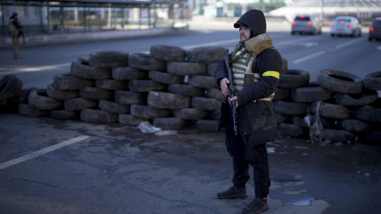 Rusia: «El régimen nacionalista en Kiev reparte en masa y sin control armas automáticas, lanzagranadas y municiones a civiles»