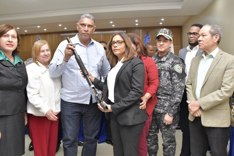 El ministro de Interior y Policía recibe 218 armas ilegales recuperadas en La Vega
