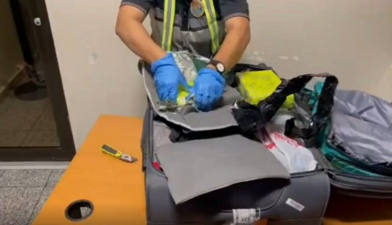 Video-Arrestan en el AILA dominico-austriaco con dos paquetes y una lámina presumiblemente cocaína