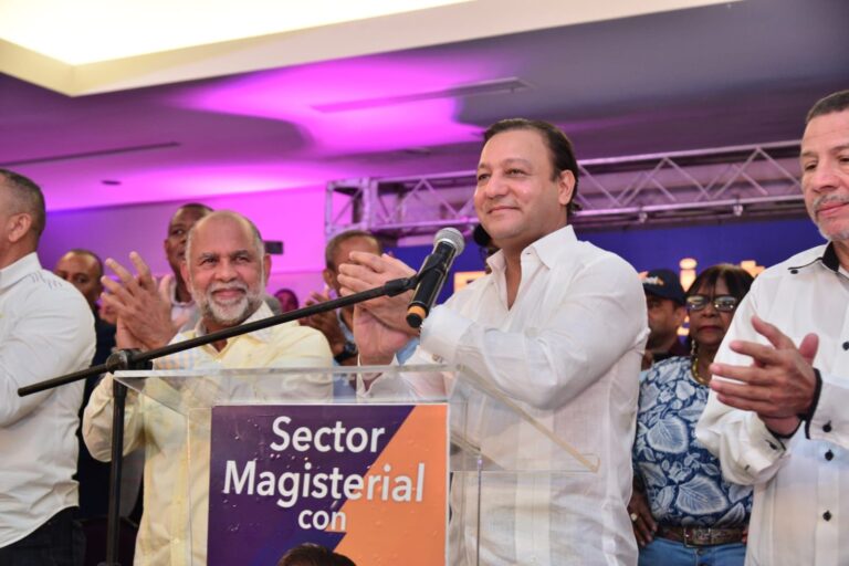 Miles de miembros del sector magisterial respaldan aspiraciones presidenciales de Abel Martinez
