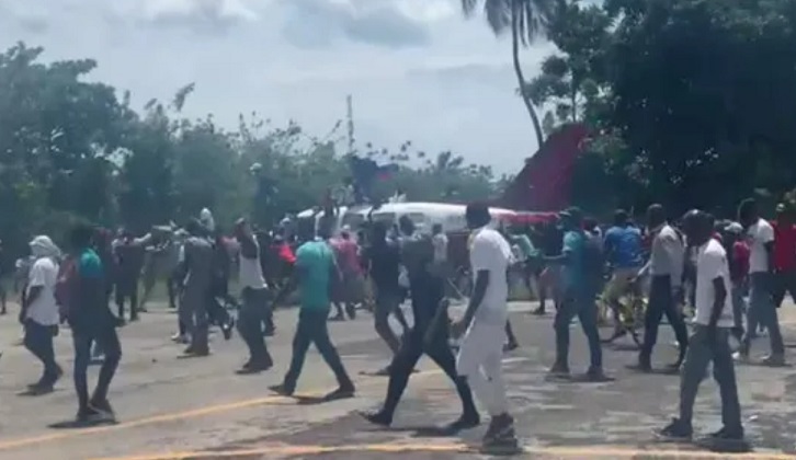 Manifestantes se llevan aeronave y causan destrozos en aeropuerto de Les Cayes, de Haití