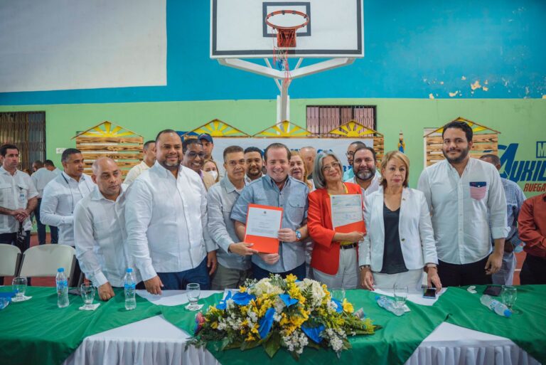Paliza entrega donativos en Jarabacoa para proyectos educativos y culturales