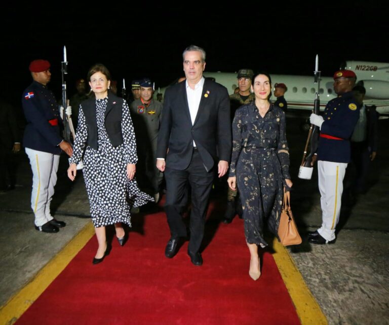 Presidente Abinader regresó la madrugada de este sábado en vuelo privado por San Isidro
