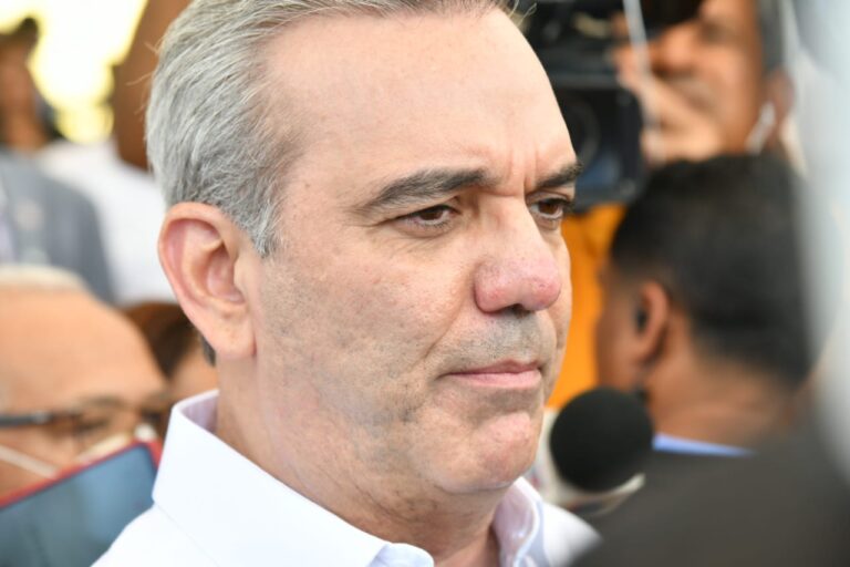 Presidente Luis Abinader suspende todas sus actividades debido a fallecimiento de Rosa Gómez de Mejía