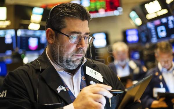Wall Street abre en rojo y el Dow Jones baja un 0,36 %, pendiente de Ucrania