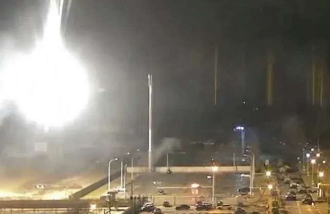 VIDEO: Bajo llamas está la planta nuclear de Ucrania tras bombardeo ruso