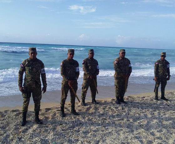 Militarizan playa Los Patos de Barahona por precaución