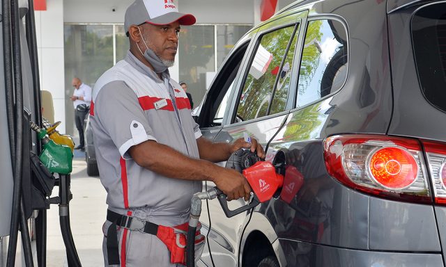 Combustibles mantendrán precios; Gobierno asume RD$820 millones más