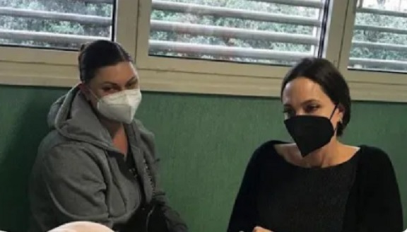 Angelina Jolie visitó en Leópolis a niños heridos y voluntarios ucranianos