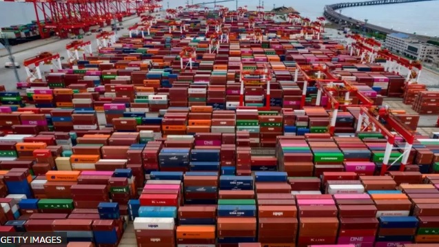 Enorme embotellamiento en puerto de Shanghái por confinamiento y sus consecuencias para AL y el mundo