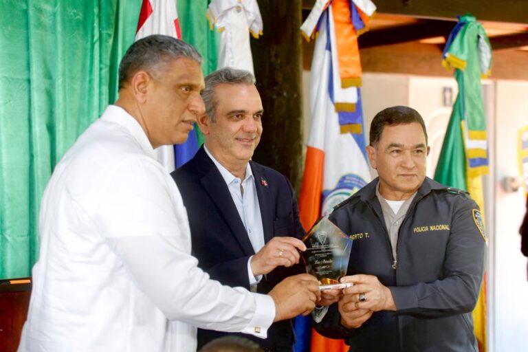 En visita histórica, presidente Abinader sostiene almuerzo con policías en Hatillo, San Cristóbal