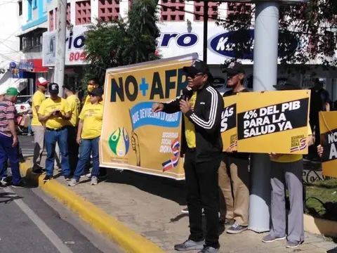 Realizan marcha plantón en Santiago en contra de las AFP