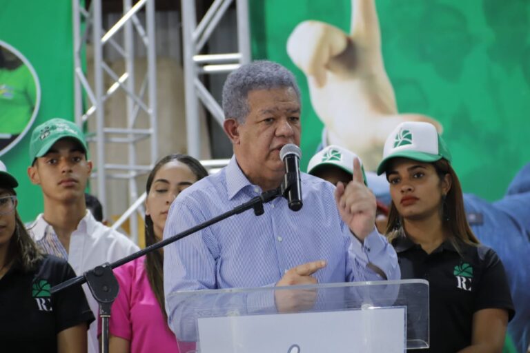 Leonel Fernández asegura que el gobierno no sabe resolver los problemas del país y se justifica en la crisis