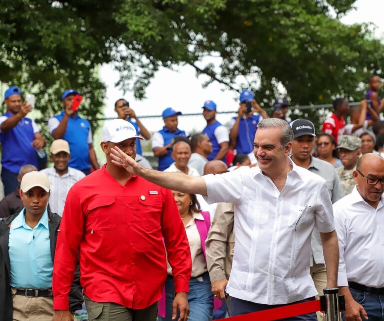 Presidente Abinader entrega RD$92 millones a 750 pequeños y medianos empresarios de Santo Domingo