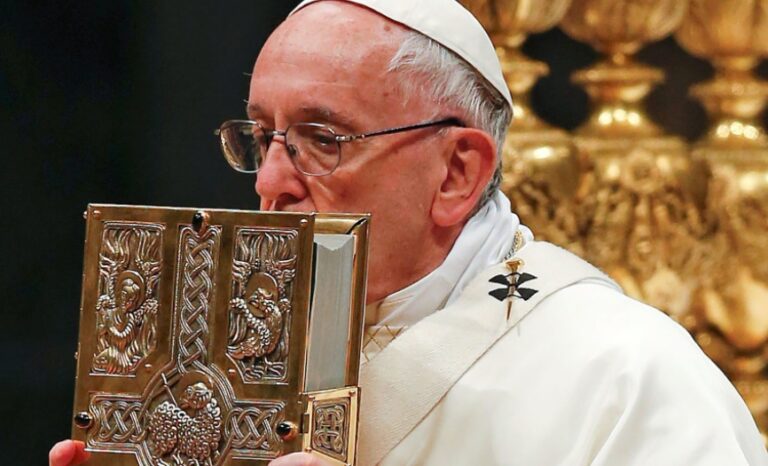 El papa renuncia a oficiar la Vigilia Pascual por su dolor en la rodilla derecha